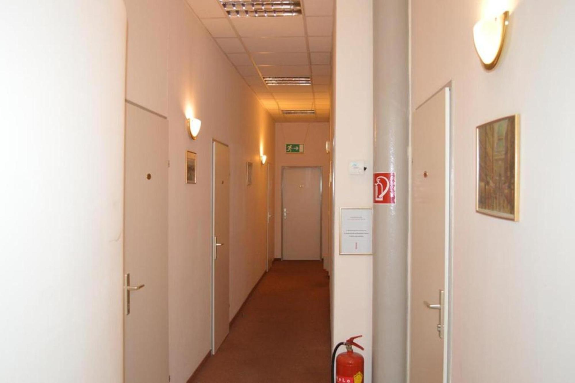 Hotel Pension Walzerstadt Вена Экстерьер фото